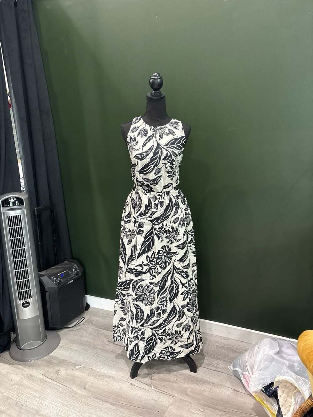 Who What Wear Black & White Floral Sleeveless Cut-Out Maxi Dress
